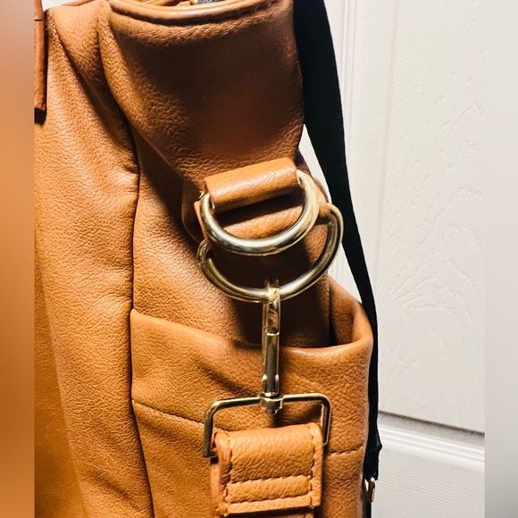 Brown patent leather diaper bag with multiple pockets and key holders - Picture 7 of 12